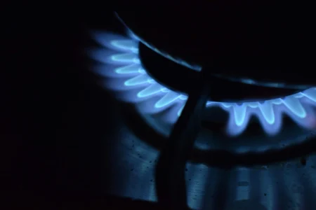 Kreis-Gas Flamme zu Hause Küche isoliert auf schwarz