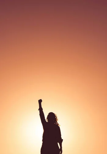 Silhouette der Person vor einem Sonnenaufgang